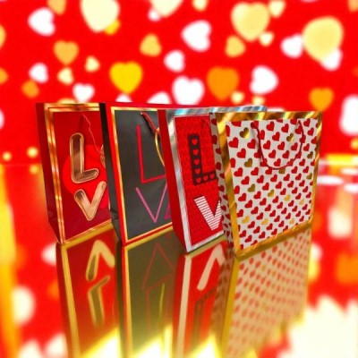Набір картонних подарункових пакетів Love 12шт 18*23*8см 3123-6944