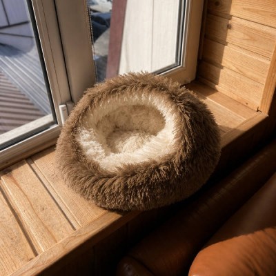 Лежанка з капюшоном для котів та собак дрібних порід ⌀44см Pet sleeping bag AND 5662 Коричнева з білим